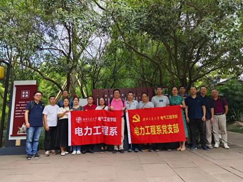 一群人站在人行道上 描述已自动生成 一群人站在人行道上 描述已自动生成